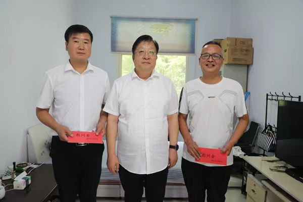 2——7月16日，公司党委书记、董事长白永明看望慰问乐竞体育·(中国)官方网站集团驻村工作队员.jpg