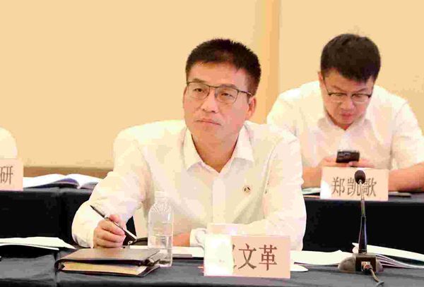 6——乐竞体育·(中国)官方网站总经理助理、陕西煤业党委副书记、总经理赵文革主持论证会_副本.jpg